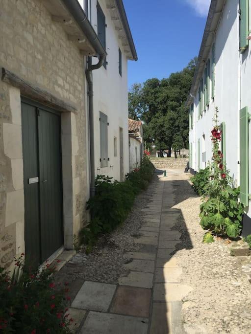 Le Phare Du Bout Du Monde - Logement Proche Du Port La Flotte Extérieur photo